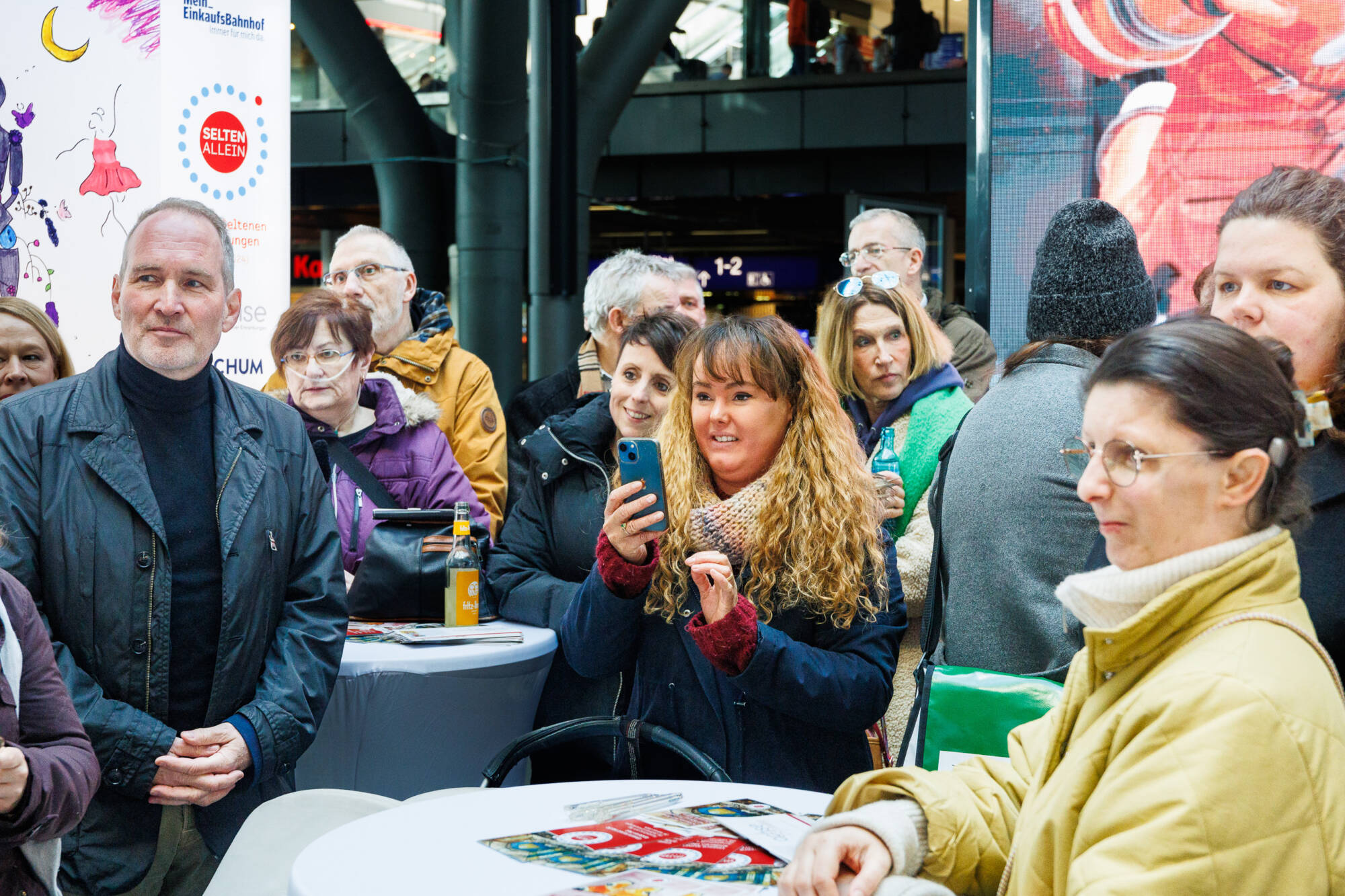 Ausstellungseröffnung "Selten allein" am Hbf Berlin