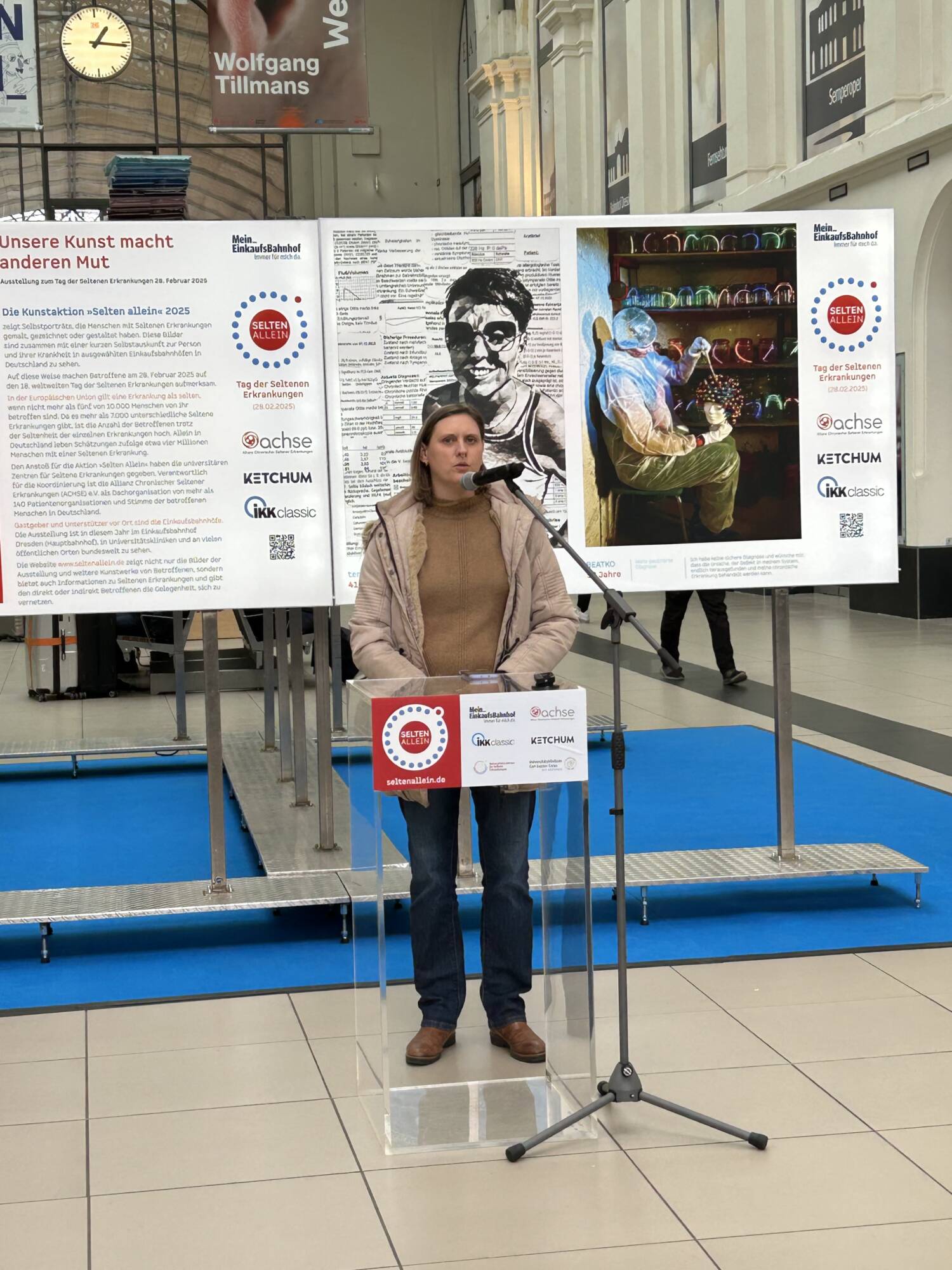 Betroffene hält Grußwort