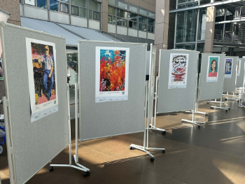 Ausstellung Selten allein im Foyer des Bettenhauses der Uniklinik Köln
